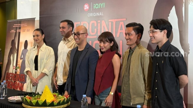 Konferensi pers series Bercinta Dengan Maut di kawasan Menteng, Jakarta Pusat pada Selasa, 13 Januari 2026. [Suara.com/Tiara Rosana]