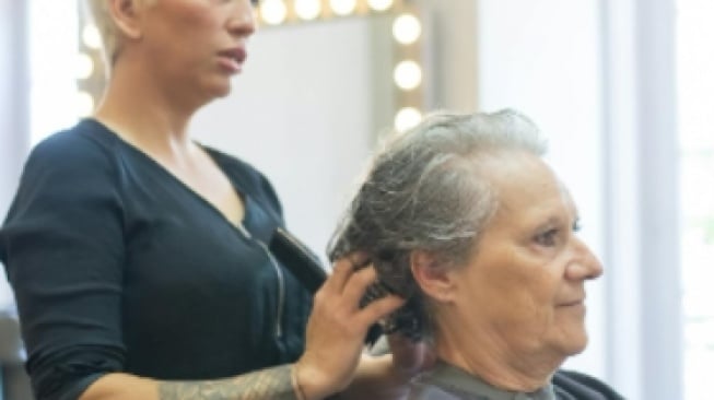 Bekas Cat Rambut Sulit Hilang? 3 Trik Ampuh Basmi Noda Hitam di Tangan