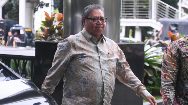 Menko Perekonomian Airlangga Hartarto tiba untuk membahas kajian pencegahan korupsi di Gedung Merah Putih KPK, Jakarta, Rabu (14/1/2026). [ANTARA FOTO/Hafidz Mubarak A/foc]