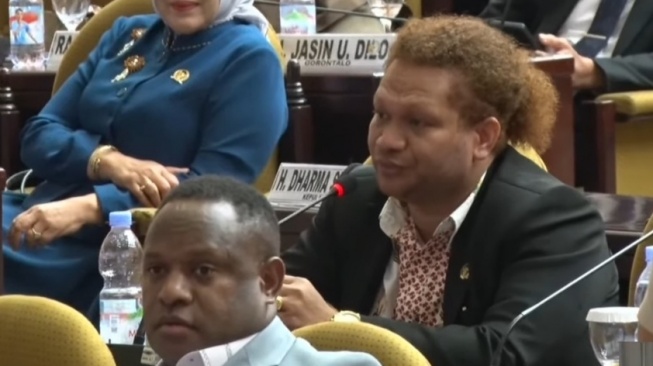 Interupsi di Sidang Paripurna DPD RI, Senator Paul Finsen: Orang Papua Butuh Sekolah dan RS