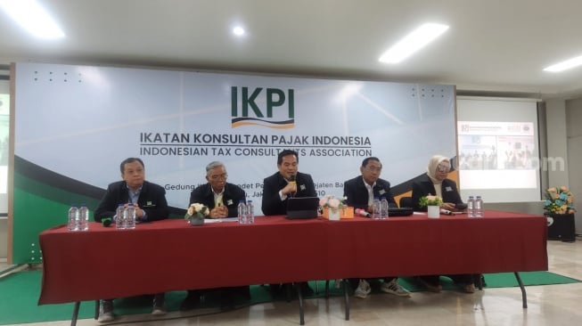 Ketua Umum IKPI, Vaudy Starworld dalam jumpa pers di Jakarta, Selasa (13/1/2026). [Suara.com/Fakhri]