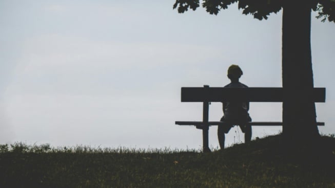 Di Balik Senyum Media Sosial: Mengapa Hidup Terasa Berat Meski Tampak Baik-Baik Saja?