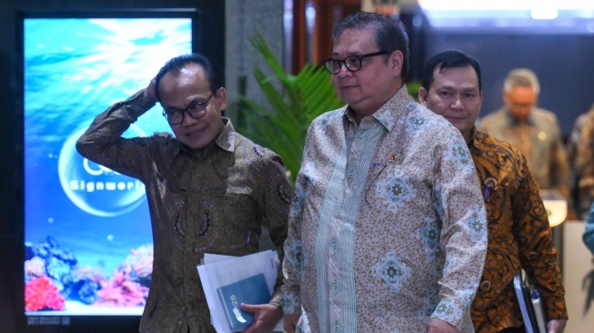 Menko Perekonomian Airlangga Hartarto (tengah) berjalan usai membahas kajian pencegahan korupsi di Gedung Merah Putih KPK, Jakarta, Rabu (14/1/2026). [ANTARA FOTO/Hafidz Mubarak A/foc]