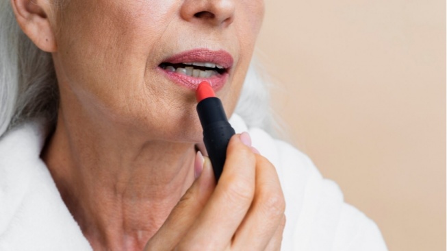 Apa Warna Lipstik yang Elegan untuk Usia 50-an? Ini Pilihan agar Tampilan Makin Berkelas