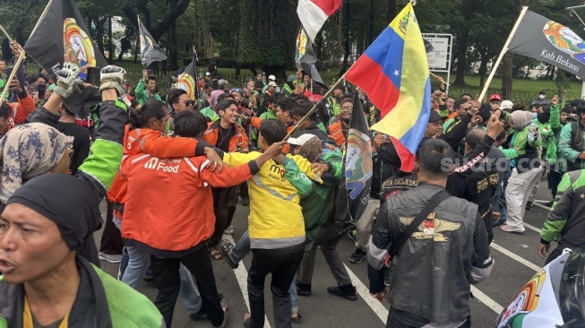 Ratusan Pengemudi Ojol Demo di Depan Kedubes AS, Sindir Janji Jokowi Soal Payung Hukum