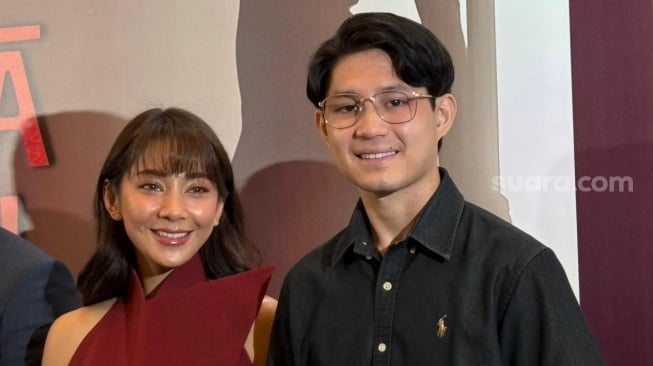 Dinda Kirana dan Teuku Rassya saat dite mui di kawasan Menteng, Jakarta Pusat pada Selasa, 13 Januari 2026. [Suara.com/Tiara Rosana]