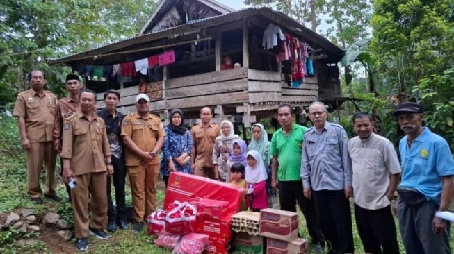 Pegawai pemerintah mengunjungi warga di Pelosok Kabupaten Sinjai yang mengirim surat permintaan bantuan beras karena sudah 7 hari tidak makan nasi [SuaraSulsel.id/Istimewa]
