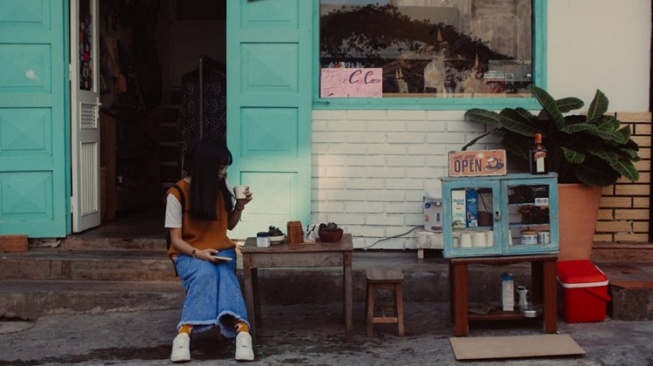 Raka dan Lara: Di Antara Aroma Kopi dan Tatapan Pertama