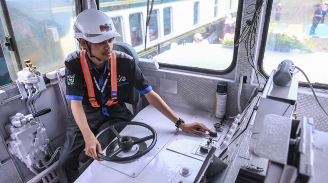 Anggota komunitas penggemar kereta api (railfans) menaiki lokomotif BB3068414 vintage livery usai diresmikan di Balai Yasa Manggarai, Jakarta, Rabu (14/1/2025). [ANTARA FOTO/Hafidz Mubarak A/foc]