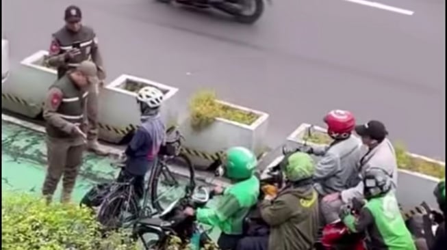 Viral Pesepeda Nekat Hadang Barisan Pemotor di Jalur Sepeda Sudirman, Sikap Petugas Bikin Salfok!