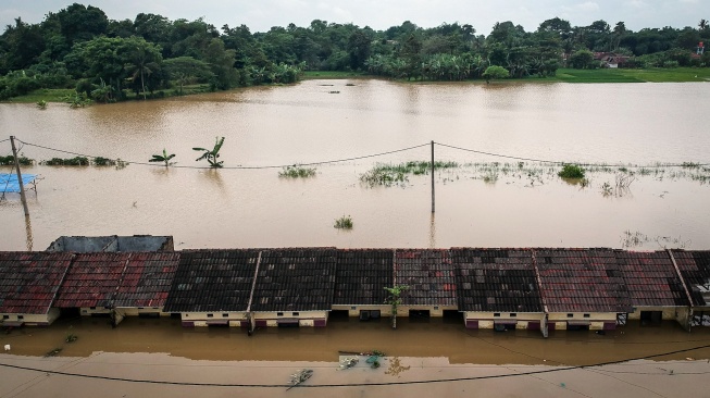 Foto udara kawasan permukiman yang terendam banjir di Perumahan Taman Cikande, Jayanti, Kabupaten Tangerang, Banten, Rabu (14/1/2026). [ANTARA FOTO/Putra M. Akbar/foc]