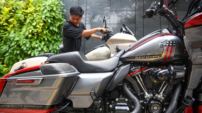 Petugas menurunkan barang bukti berupa sepeda motor Harley Davidson untuk terdakwa kasus dugaan suap terhadap putusan lepas perkara korupsi pemberian fasilitas ekspor minyak sawit mentah (CPO) Ariyanto Bakri dan Marcella Santoso di Pengadilan Tipikor, Jakarta, Rabu (14/1/2026). [ANTARA FOTO/Muhammad Adimaja/foc]
