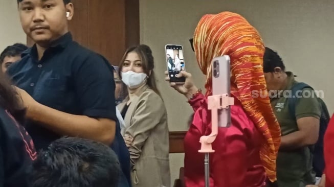Dokter Kamelia, pacar Ammar Zoni di ruang sidang Pengadilan Negeri Jakarta Pusat pada Kamis, 16 Januari 2026. [Suara.com/Rena Pangesti]