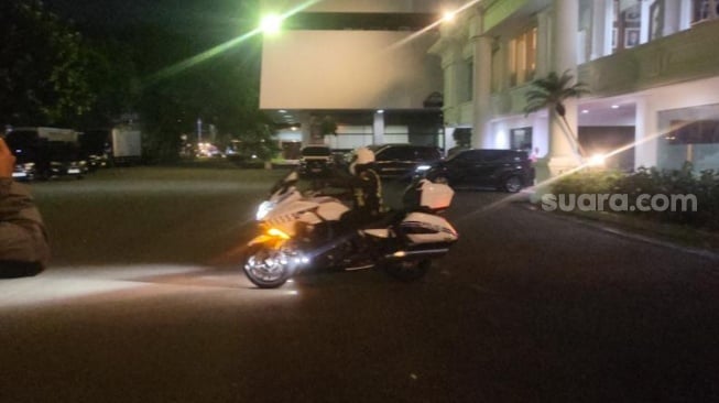 Patwal yang membonceng Menteri Pendidikan Tinggi, Sains, dan Teknologi Brian Yuliarto ketika mendatangi kompleks Istana Kepresidenan Jakarta pada Kamis (15/1/2025) malam [Suara.com/Novian]