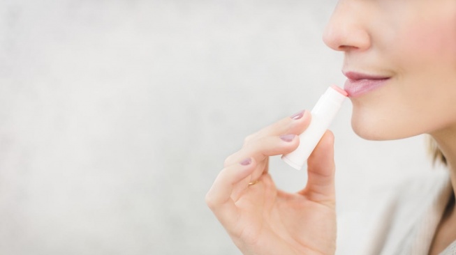 7 Lip Balm Terbaik Atasi Bibir Hitam untuk Usia 50 Tahun ke Atas
