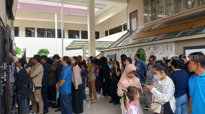 Detik-detik Menegangkan Sidang Vonis Laras Faizati: Pendukung Riuh, Berharap Bebas Sekarang Juga