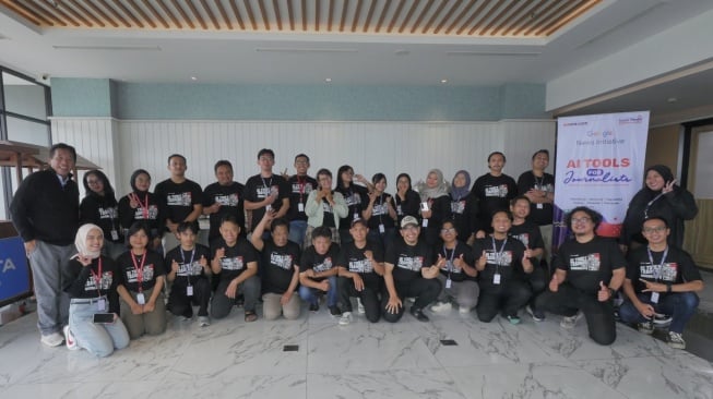 Peserta workshop "AI Tools Training for Journalists" berfoto bersama usai mengikuti agenda hari kedua pelatihan yang digelar di Yogyakarta, Kamis (15/1/2026). [Suara.com]