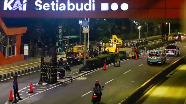 Petugas mengerjakan pembongkaran tiang monorel di Jalan H. R. Rasuna Said, Jakarta, Rabu (14/1/2026). [Suara.com/Alfian Winanto]