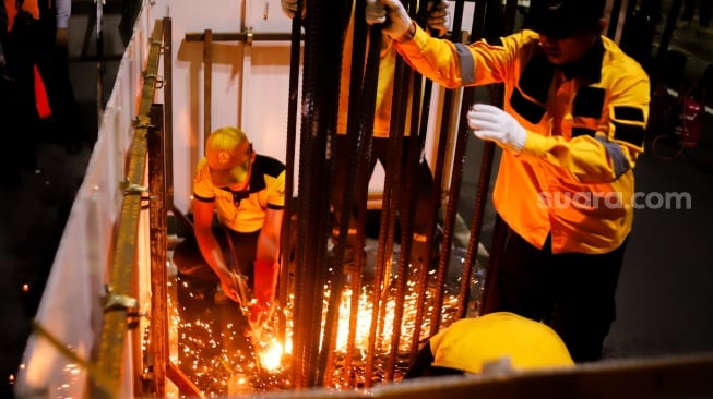 Petugas mengerjakan pembongkaran tiang monorel di Jalan H. R. Rasuna Said, Jakarta, Rabu (14/1/2026). [Suara.com/Alfian Winanto]