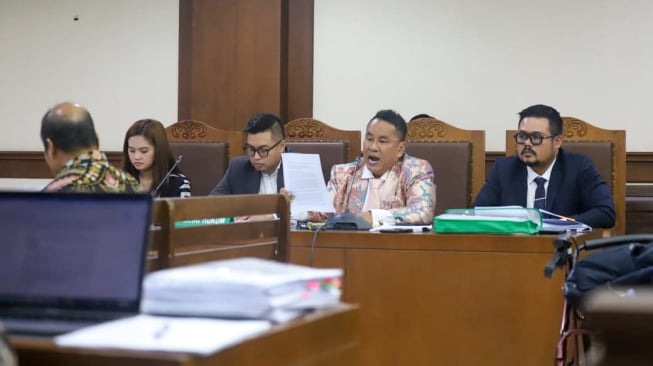Kuasa hukum MNC Asia Holding Hotman Paris Hutapea saat bertanya kepada saksi eks Kepala Pusat Pelaporan dan Analisis Transaksi Keuangan (PPATK) Yunus Husein pada sidang gugatan PT CMNP terhadap PT MNC Asia Holding di Pengadilan Negeri Jakarta Pusat, Rabu (14/1/2026). [Handout]