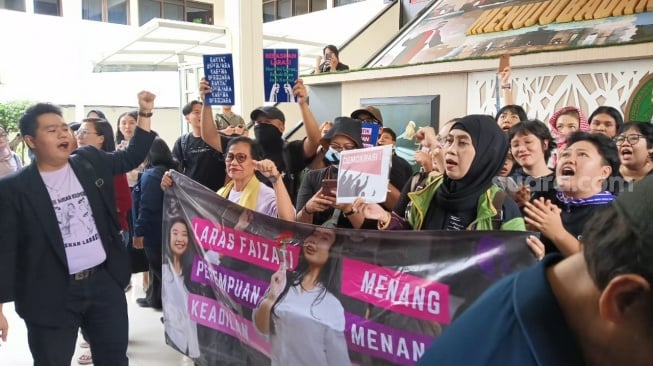 Pendukung Laras Faizati protes vonis pidana yang dijatuhkan majelis hakim PN Jakarta Selatan, Kamis (15/1/2026). (Suara.com/Tsabita Aulia)