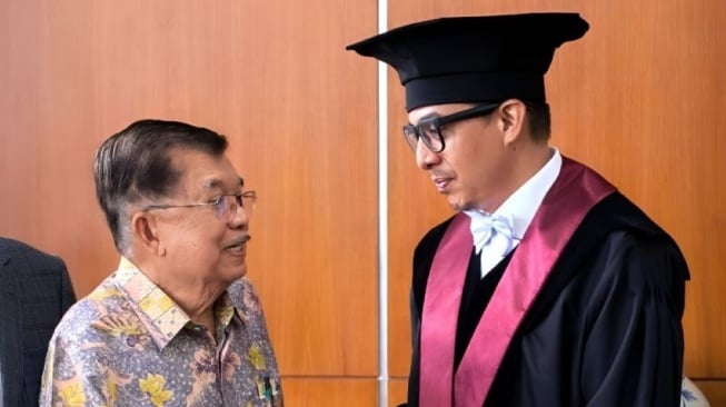 Hadiri Pengukuhan Guru Besar UGM, Jusuf Kalla: Sikap Kritis Penting dalam Demokrasi