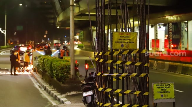 Petugas mengerjakan pembongkaran tiang monorel di Jalan H. R. Rasuna Said, Jakarta, Rabu (14/1/2026). [Suara.com/Alfian Winanto]