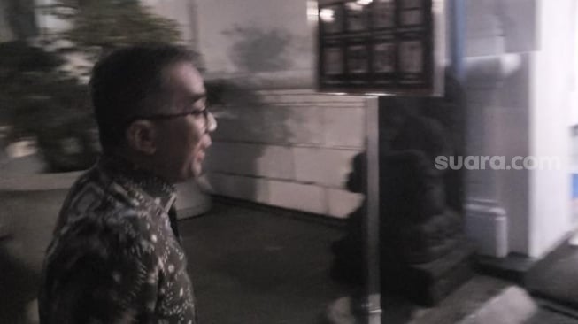 Malam-malam Mendiktisaintek Brian Yuliarto Datangi Istana, Dibonceng Patwal