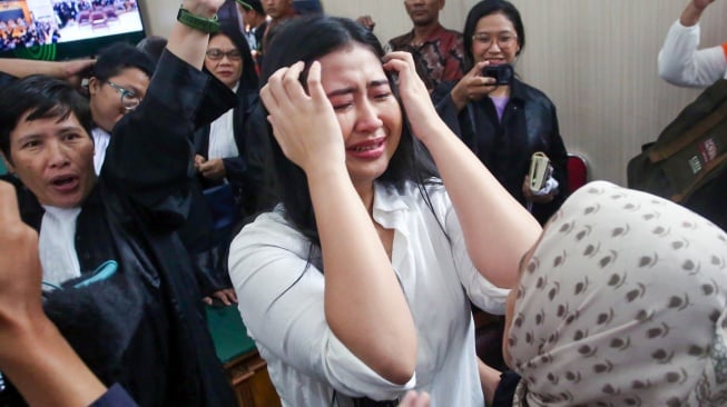 Terdakwa kasus penghasutan pembakaran Gedung Mabes Polri Laras Faizati Khairunnisa (tengah) menangis di hadapan ibundanya usai sidang pembacaan vonis terhadap dirinya di Pengadilan Negeri Jakarta Selatan, Jakarta, Kamis (15/1/2026). [ANTARA FOTO/Muhammad Iqbal/wsj]