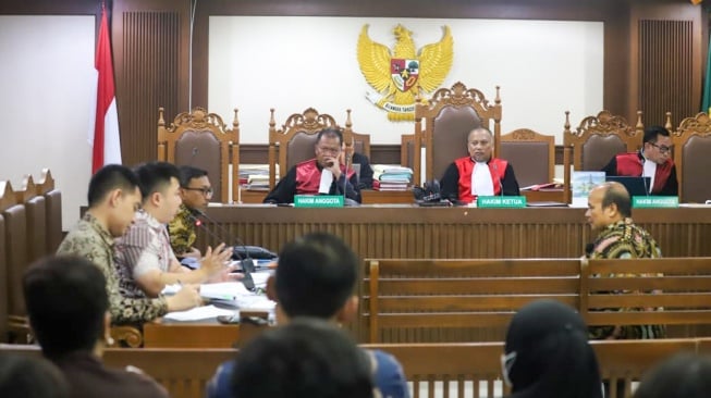 Eks Kepala PPATK Yunus Husein (kanan) bersaksi pada sidang gugatan PT CMNP terhadap PT MNC Asia Holding di Pengadilan Negeri Jakarta Pusat, Rabu (14/1/2026). [Handout]