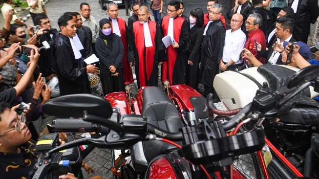Majelis Hakim tipikor memeriksa barang bukti berupa sepeda motor Harley Davidson untuk Terdakwa kasus dugaan suap terhadap putusan lepas perkara korupsi pemberian fasilitas ekspor minyak sawit mentah (CPO) Ariyanto Bakri (ketiga kanan) dan Marcella Santoso (keenam kanan) di Pengadilan Tipikor, Jakarta, Rabu (1412026). [ANTARA FOTO/Muhammad Adimaja/foc]
