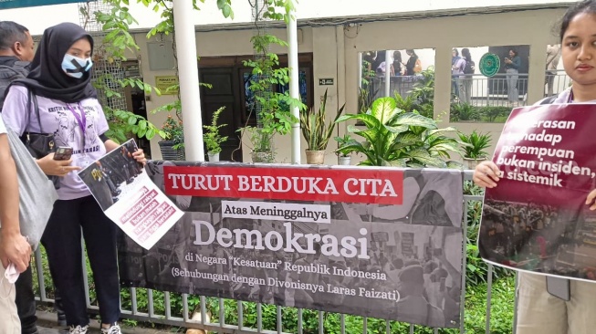 Tangis dan Amarah Bercampur, Pendukung Protes Keras Vonis Pidana Laras Faizati