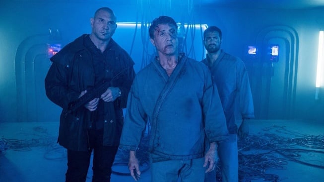 Escape Plan 2: Hades yang dibintangi Sylvester Stallone, Dave Bautista, dan 50 Cent akan tayang Jumat (16/1/2026) malam ini pukul 23.00 WIB di Trans TV. [YouTube]