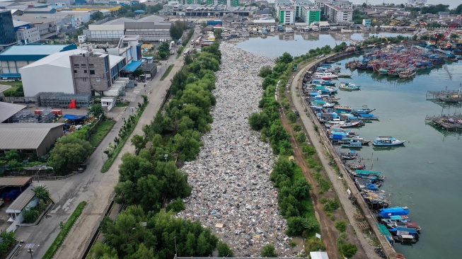 Foto udara sampah yang menumpuk di kawasan Muara Baru, Jakarta, Jumat (16/1/2026). [ANTARA FOTO/Sulthony Hasanuddin/bar]