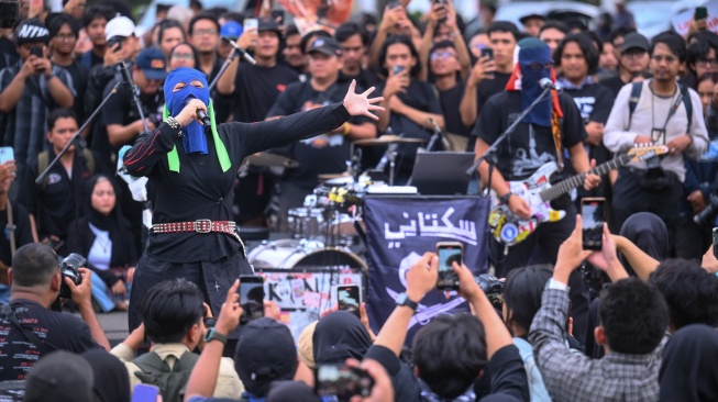 Personel Band Sukatani tampil saat aksi Kamisan ke-893 di depan Istana Merdeka, Jakarta, Kamis (15/1/2026). [ANTARA FOTO/Hafidz Mubarak A/rwa]