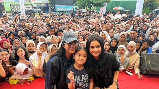 Michelle Ziudith dan artis lainnya saat promo film Alas Roban. Film yang juga dibintangi Rio Dewanto ini suskes ditonton lebih dari 167 ribu penonton di hari pertama. [Instagram]