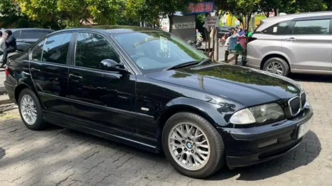 BMW 318i E46. (OLX)