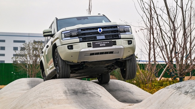 Denza B5 berkemungkinan besar akan diluncurkan di Indonesia dalam waktu dekat. Mobil PHEV ini sudah memiliki varian setir kanan dan sistem antarmuka berbahasa Indonesia. [Suara.com/BYD Motor Indonesia]