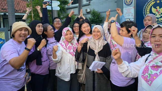 Air Mata dan Pelukan Ibu Warnai Momen Kebebasan Laras Faizati di Rutan Pondok Bambu