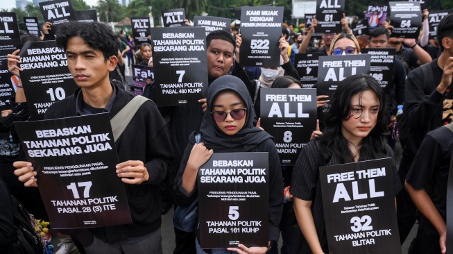 Sejumlah pegiat HAM yang tergabung dalam Jaringan Solidaritas Korban untuk Keadilan mengikuti aksi Kamisan ke-893 di depan Istana Merdeka, Jakarta, Kamis (15/1/2026). [ANTARA FOTO/Hafidz Mubarak A/rwa]