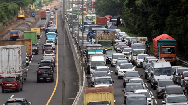 Kepadatan kendaraan menuju kawasan wisata Puncak, Ciawi, Kabupaten Bogor, Jawa Barat, Jumat (16/1/2026). [ANTARA FOTO/Yulius Satria Wijaya/bar]
