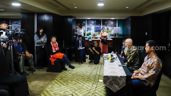 Duta Besar Kehormatan WHO untuk Pemberantasan Kusta & Ketua Nippon Foundation; Yohei Sasakawa bersama influencer Arnold Putra saat jumpa pers usai bertemu dengan Presiden Prabowo di Jakarta, Jumat (16/1/2026). [Suara.com/Alfian Winanto]
