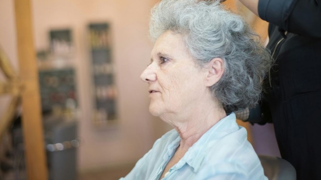 7 Cara Mengatasi Uban di Usia 50-an Tanpa Harus Cat Rambut