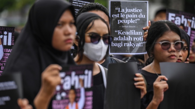 Sejumlah pegiat HAM yang tergabung dalam Jaringan Solidaritas Korban untuk Keadilan mengikuti aksi Kamisan ke-893 di depan Istana Merdeka, Jakarta, Kamis (15/1/2026). [ANTARA FOTO/Hafidz Mubarak A/rwa]
