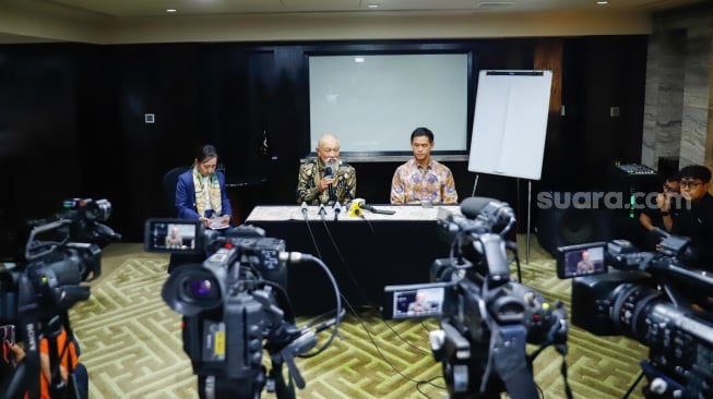 Duta Besar Kehormatan WHO untuk Pemberantasan Kusta & Ketua Nippon Foundation; Yohei Sasakawa (tengah) bersama influencer Arnold Putra (kanan) saat jumpa pers usai bertemu dengan Presiden Prabowo di Jakarta, Jumat (16/1/2026). [Suara.com/Alfian Winanto]
