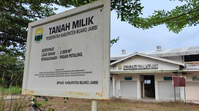 Kondisi Pasar Rakyat Desa Petaling yang terbengkalai di Petaling Jaya, Muaro Jambi, Jambi, Kamis (15/1/2026). [ANTARA FOTO/Wahdi Septiawan/rwa]