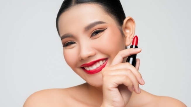 7 Warna Lipstik yang Membuat Wajah Cerah dan Tidak Kusam di Usia 40 Tahun