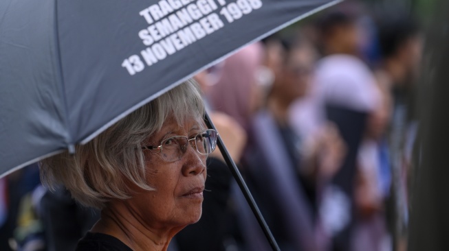 Ibunda dari korban Semanggi I Benardinus Realino Norma Irawan atau Wawan, Maria Katarina Sumarsih mengikuti aksi Kamisan ke-893 di depan Istana Merdeka, Jakarta, Kamis (15/1/2026). [ANTARA FOTO/Hafidz Mubarak A/rwa]