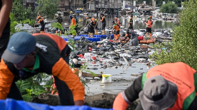 Petugas mengangkut sampah di kawasan Muara Baru, Jakarta, Jumat (16/1/2026). [ANTARA FOTO/Sulthony Hasanuddin/bar]