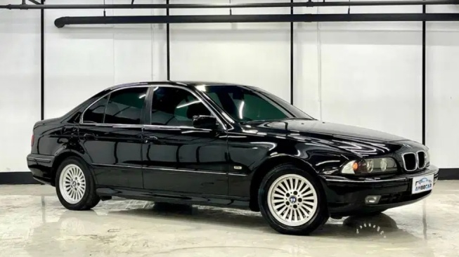 BMW 528i (E39). (OLX)